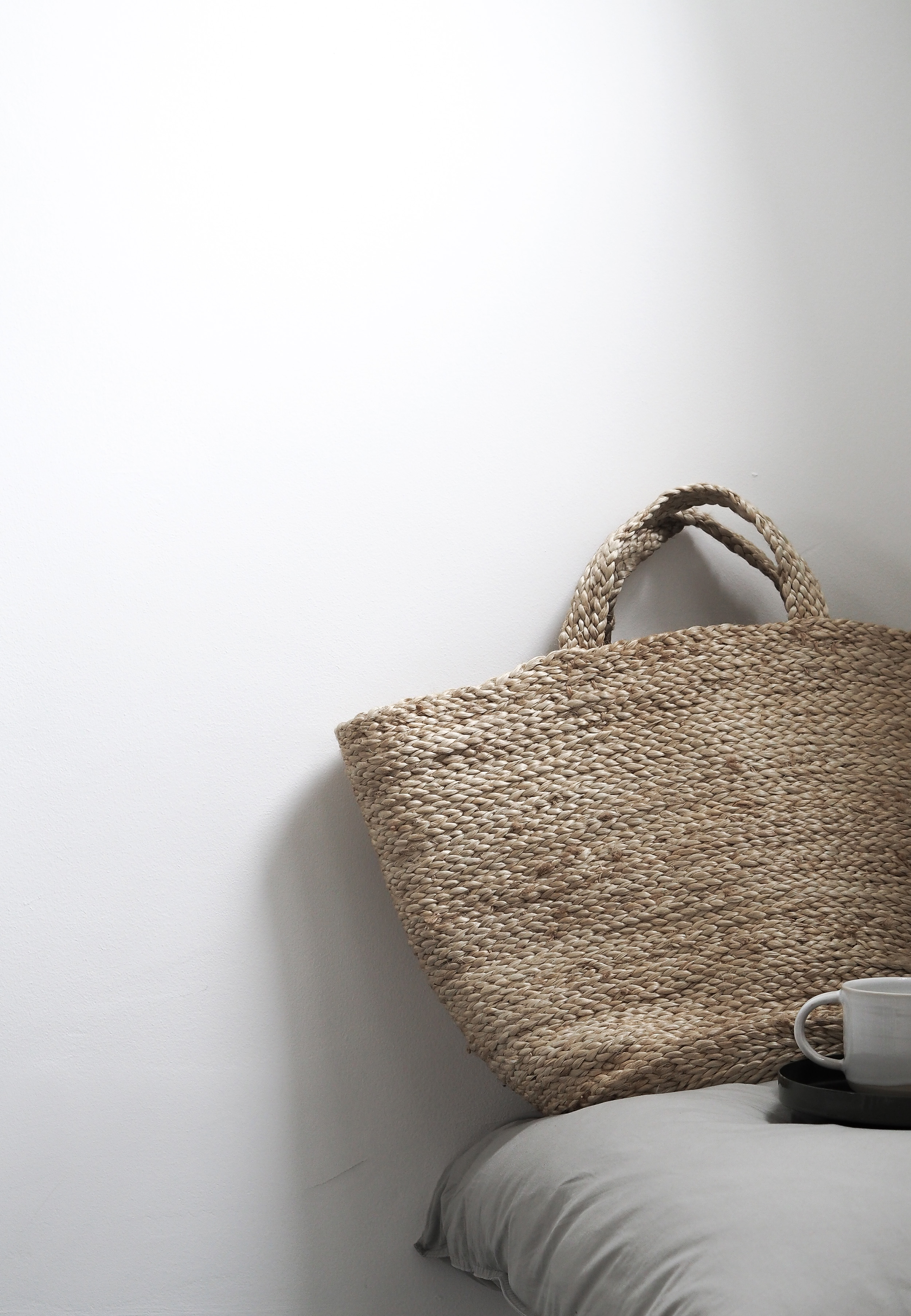 Natural woven jute basket. Simple, peaceful, minimal style. Malling Living